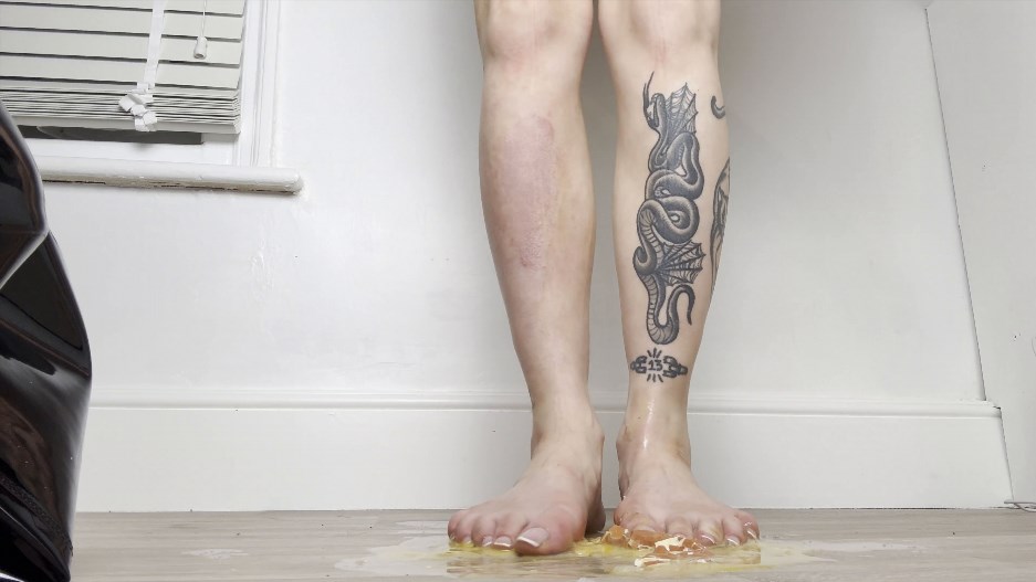 Miss diavola – SPLOSHING EGGS WITH BOOTS AND BARE FEET